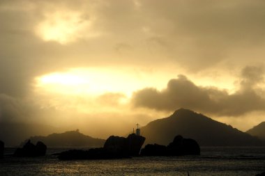 Seyşel Adaları. Güneş batmadan Isla arkasında