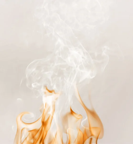 白い煙と火災します。 — ストック写真