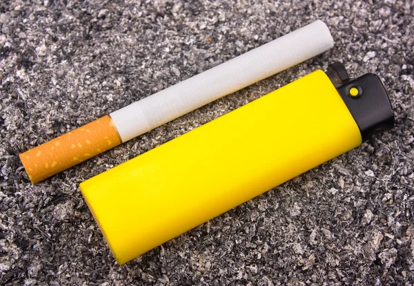 Zigarette und Feuerzeug — Stockfoto