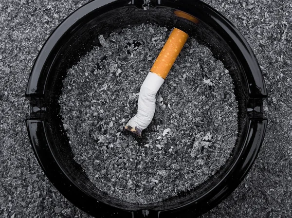 Sigaret in asbak — Stockfoto
