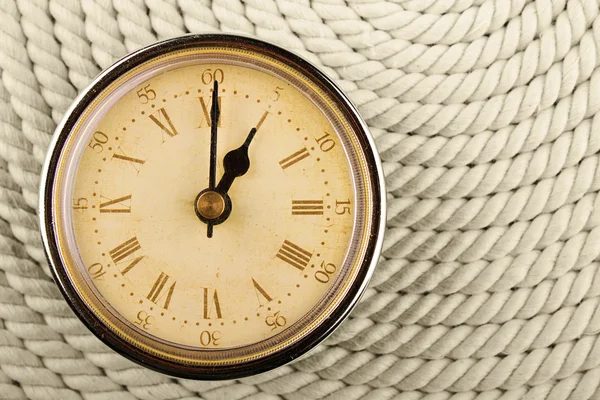 Часы с римскими цифрами на шнуре — стоковое фото