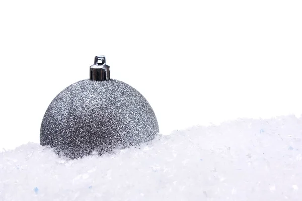 Graue Weihnachtskugel mit Schnee — Stockfoto