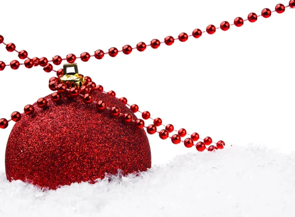Красный рождественский бал и украшения — стоковое фото
