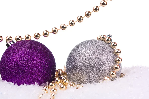 Різдвяні кульки зі снігом і прикрасою — стокове фото