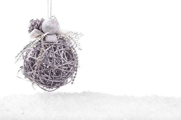 Сірий різдвяний м'яч зі снігом — стокове фото