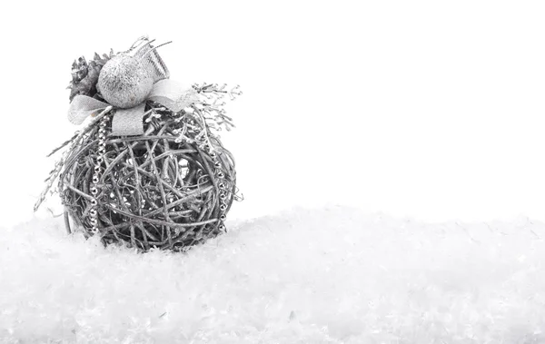Grijze Kerstmis bal met sneeuw — Stockfoto