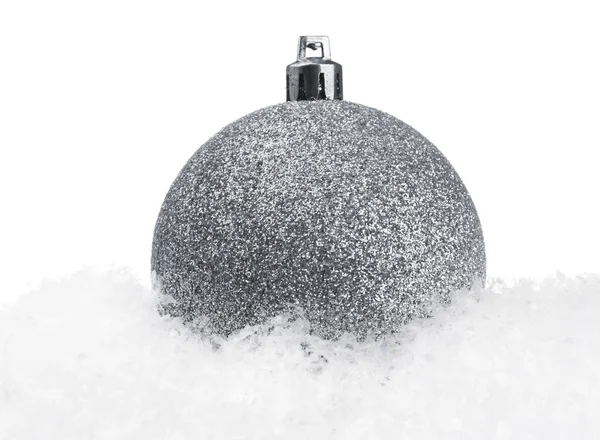 Palla di Natale grigia con neve — Foto Stock