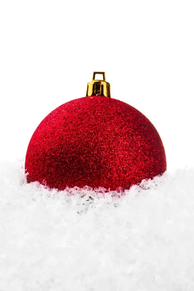 Rote Weihnachtskugel mit Schnee — Stockfoto