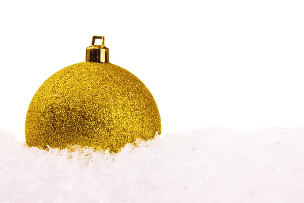 雪で黄色のクリスマス ボール — ストック写真