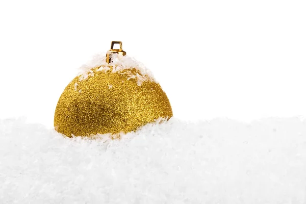 Κίτρινη μπάλα Χριστούγεννα με χιόνι — Φωτογραφία Αρχείου