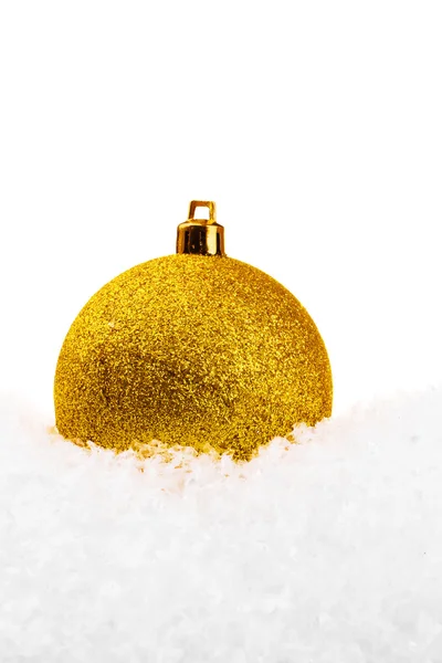 Желтый рождественский шар со снегом — стоковое фото