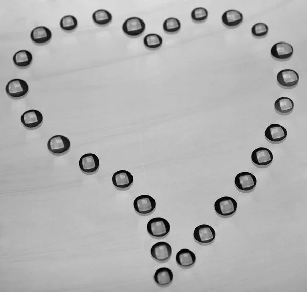Gotas na forma de coração — Fotografia de Stock