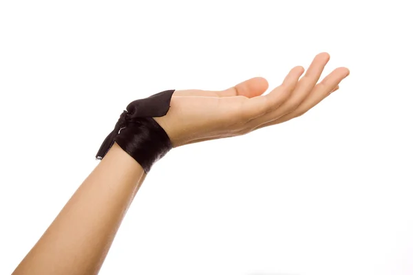 Hand mit schwarzem Seidenband — Stockfoto