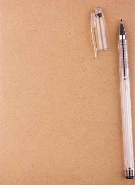 Ручка на старому папері — стокове фото
