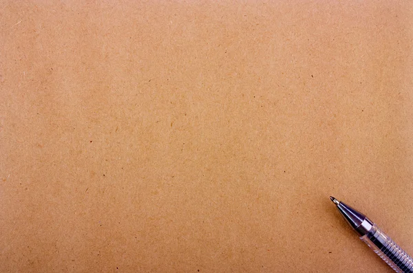 Ручка на старой бумаге — стоковое фото