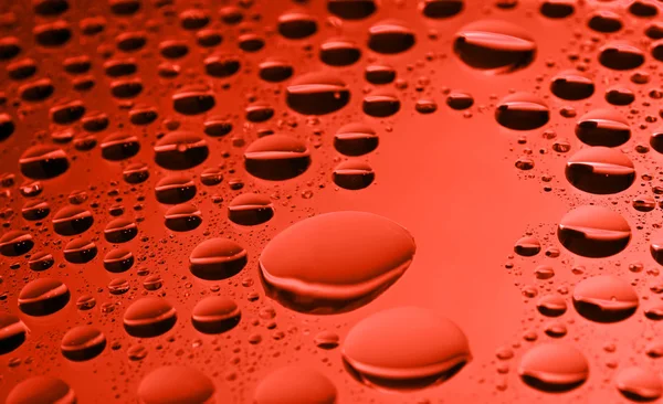 Fondo rojo de gotas de agua — Foto de Stock