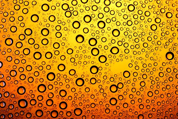 Fundo amarelo de gotas de água — Fotografia de Stock