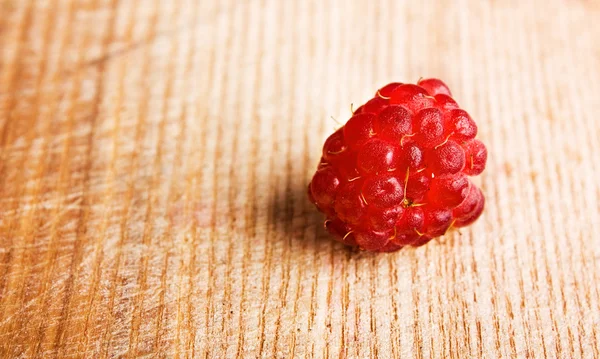 Raspberry fruit op houten achtergrond — Stockfoto