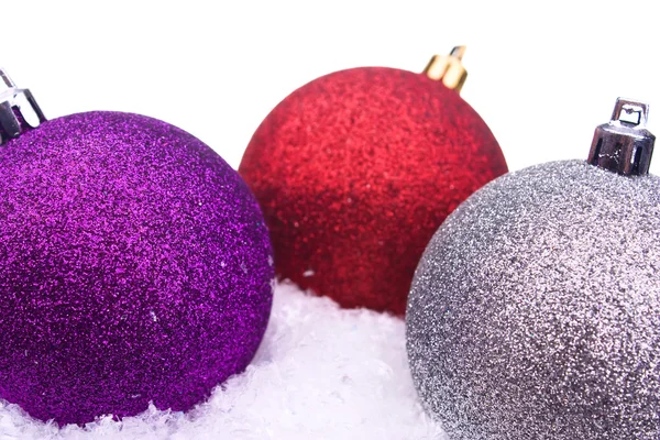 Kerstballen met sneeuw — Stockfoto