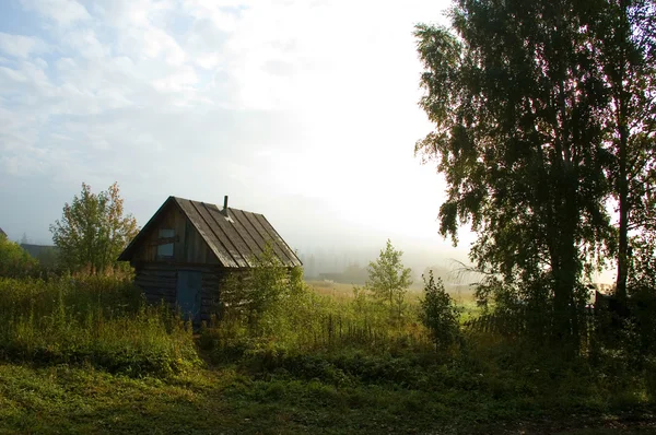 Bir sisin içinde kırsal ev — Stok fotoğraf