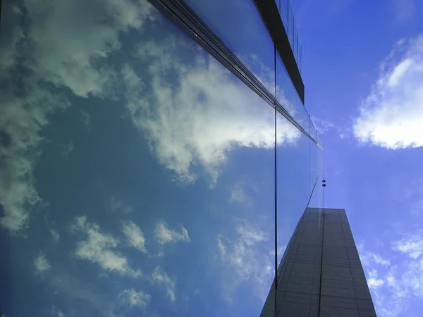 Grattacielo di vetro e il cielo — Foto Stock