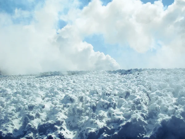 Śnieg i pary na szczyt wulkanu — Zdjęcie stockowe