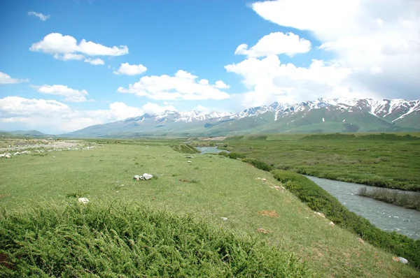 Doliny suusamyr w Kirgistanie — Zdjęcie stockowe