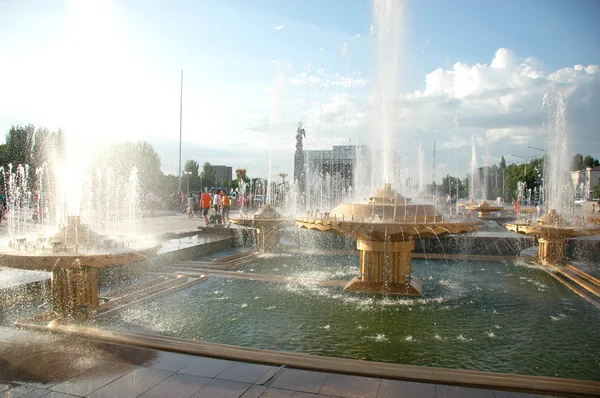 Фонтаны на главной площади города — стоковое фото