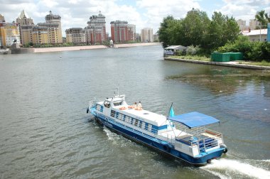 el río ishim en astana centro ciudad