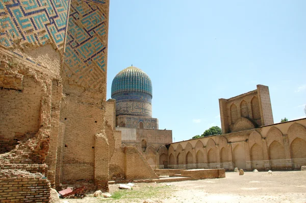 Oude verwoeste moskee in samarkand — Stockfoto