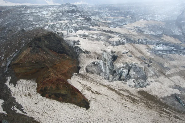 Na krawędzi krateru — Zdjęcie stockowe