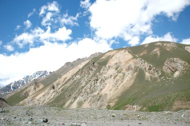 pamirs dağ yolda