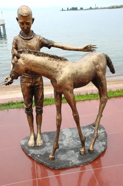L'enfant et le poulain. Bronze une statue — Photo