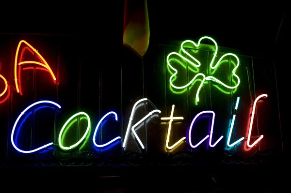 Cocktail och lucky clover — Stockfoto