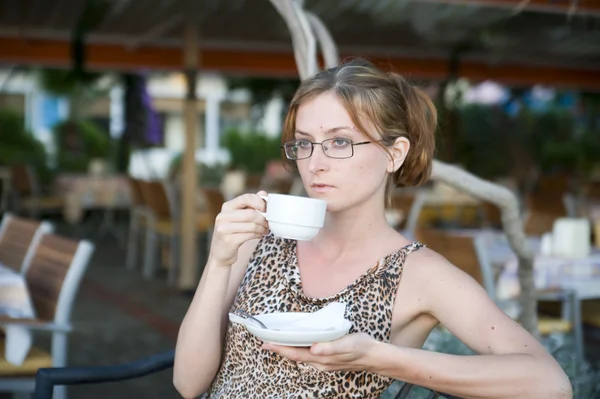 Mujer en la cafetería de verano — Foto de Stock