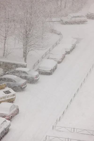 Samochody w śniegu — Zdjęcie stockowe