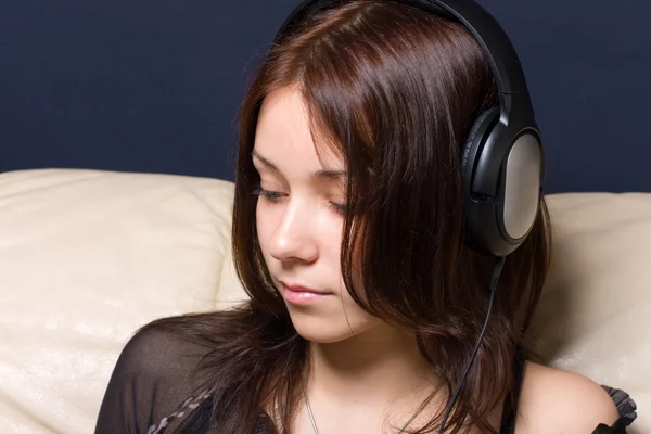 La jeune fille écoute de la musique — Photo