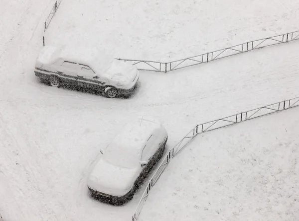 Cars under a snowfall — Stock Photo, Image