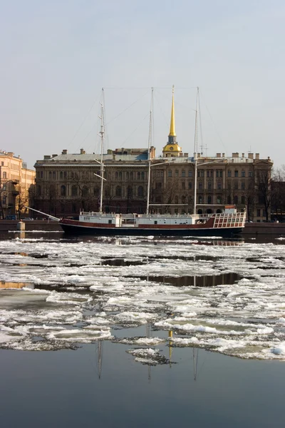 O navio no rio Tne Neva — Fotografia de Stock