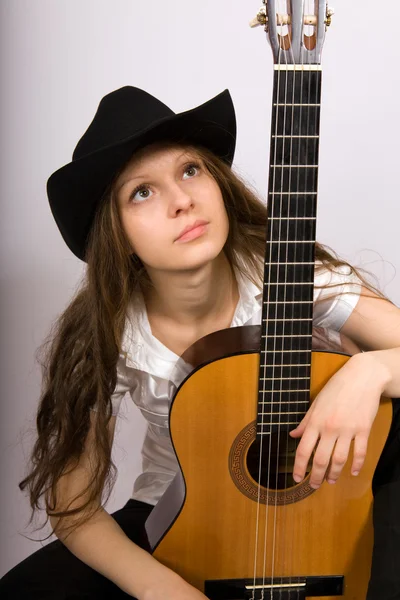 一个带着吉他的漂亮女孩 — 图库照片