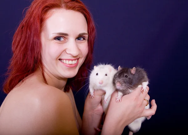 Menina com dois ratos — Fotografia de Stock