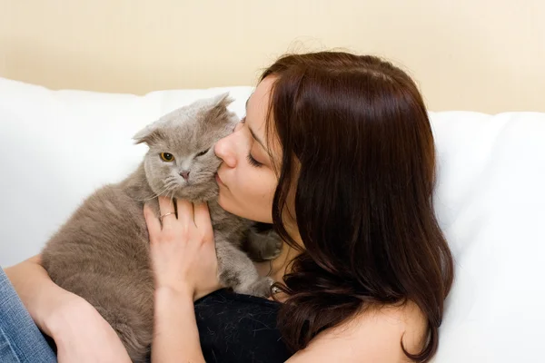 Flickan med en katt — Stockfoto