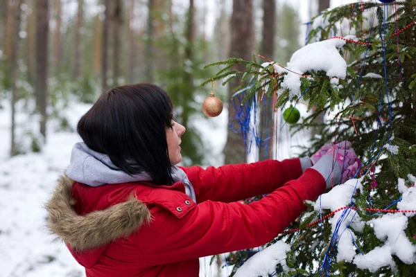 Girl decorates fir-tree — Stock Photo, Image