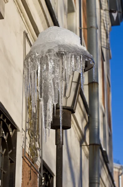 Lanterna della città con ghiaccioli — Foto Stock