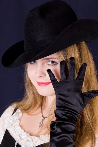 Ragazza in guanti neri e un cappello — Foto Stock