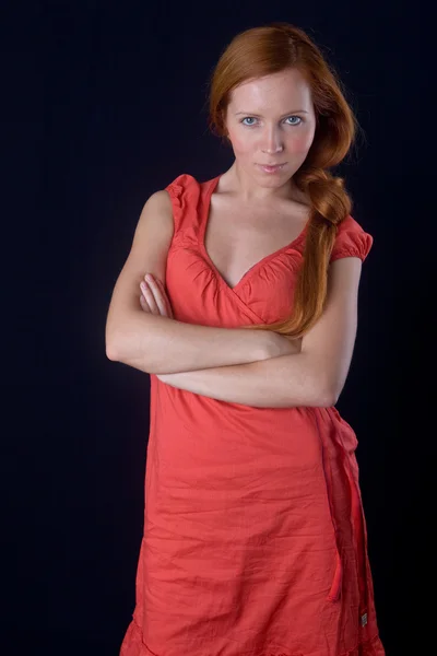 Meisje in een rode jurk — Stockfoto