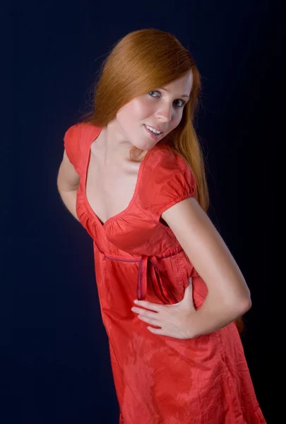 Meisje in een rode jurk — Stockfoto