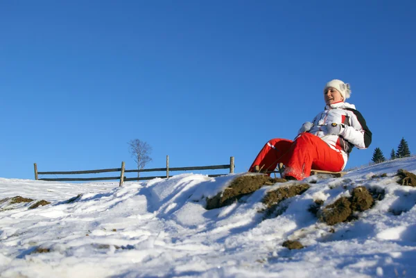Spor kız kızak üzerinde bir dağa tırmanıyor — Stok fotoğraf