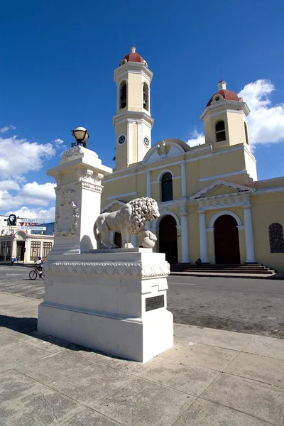 León ante la iglesia en Cuba — Foto de Stock