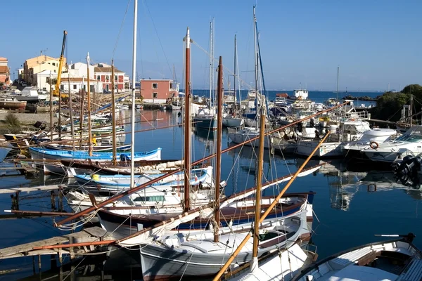 Рыбацкие лодки в гавани Сардинии — стоковое фото